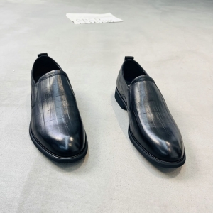 鳄鱼世家 广州鞋 新款 头层牛皮 内里真皮 脚垫真皮 39-43 货号：018-01