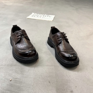 鳄鱼世家 广州鞋 新款  头层牛皮 脚垫牛皮 39-44 货号：51066