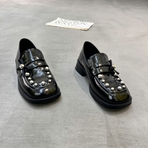 樱歌 广州鞋 新款 手抓金属皮 内里羊皮 脚垫羊皮 34-39 货号：9069-5