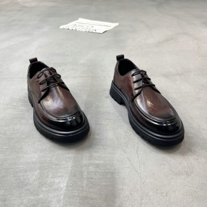 鳄鱼世家 广州鞋 新款 头层牛皮 内里真皮 脚垫牛皮 40-42 货号：1697