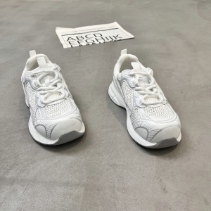 V1528 新款 真皮+单网 36-40 货号：3636