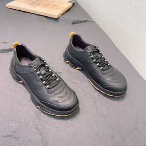 鳄鱼世家 广州鞋 新款 头层牛皮 脚垫真皮 38-44 货号：65001