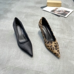 立驰俪 广州鞋 新款 胎牛毛 内里羊皮 脚垫羊皮 36-39 货号：2568-5