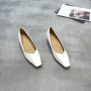 轩美诗 广州鞋 新款 头层牛皮 内里羊皮 脚垫羊皮 37-39 货号：4113-3837