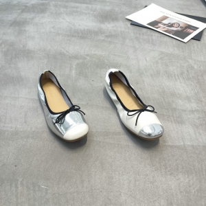 巳蔻 广州鞋 新款 头层牛皮 脚垫羊皮 35-39 货号：25-60