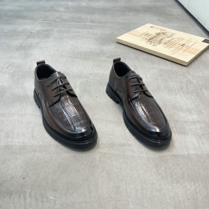 鳄鱼世家 广州鞋 新款 头层牛皮 脚垫真皮 39-43 货号：2353