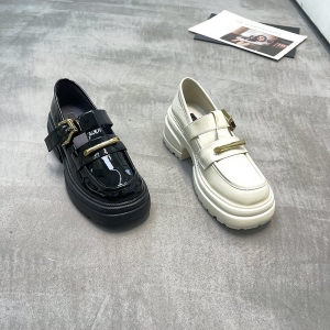 斯蔓洁宝 广州鞋 新款 皱漆牛皮 内里真皮 脚垫真皮 36-39 货号：1006206