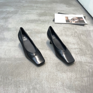 芭比娃娃 广州鞋 新款 胎牛皮 内里真皮 脚垫羊皮 35-38 货号：999-1