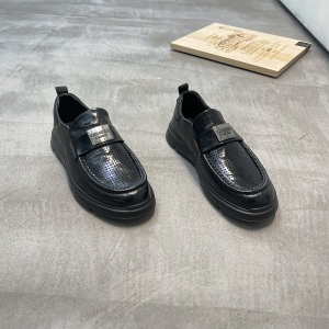 鳄鱼世家 广州鞋 新款 头层牛皮 脚垫真皮 39-43货号：2525